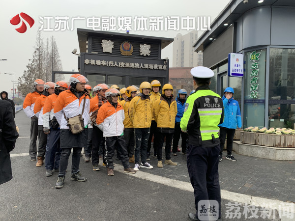 严肃对待外卖小哥交通违法现象,外卖小哥有不违规的吗