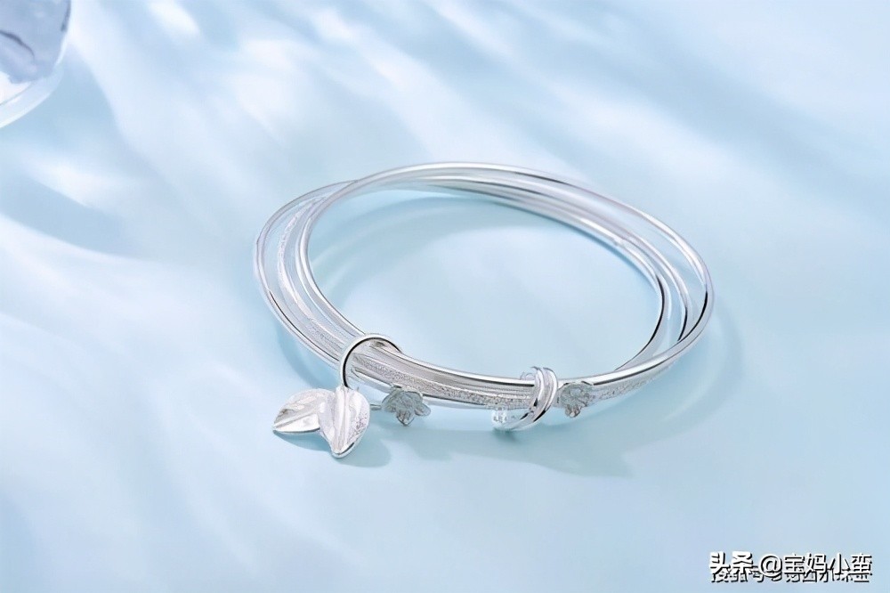 银手镯戴着突然发黑怎么清洗,银手镯戴久变黑了怎么洗呢