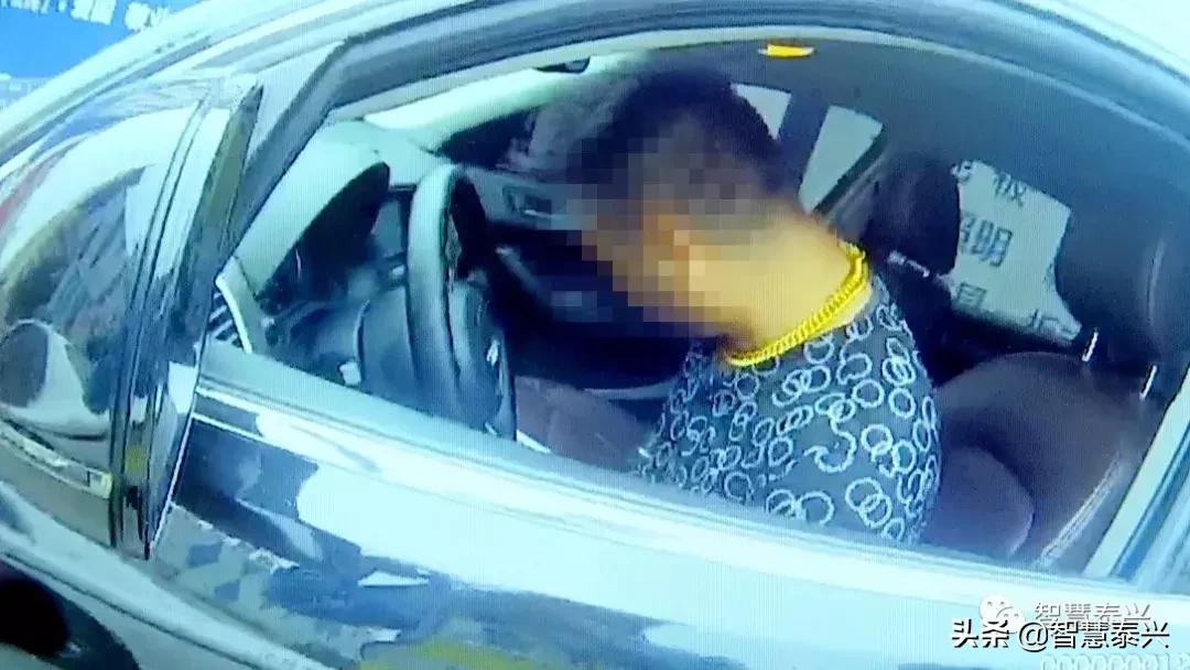 同样的违法行为，被警察罚了三次！这个泰兴人脖子上的金项链真粗