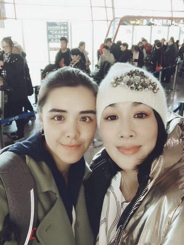 钟丽缇大女儿晒美照身材不输妈妈,钟丽缇女儿惊艳全部照片