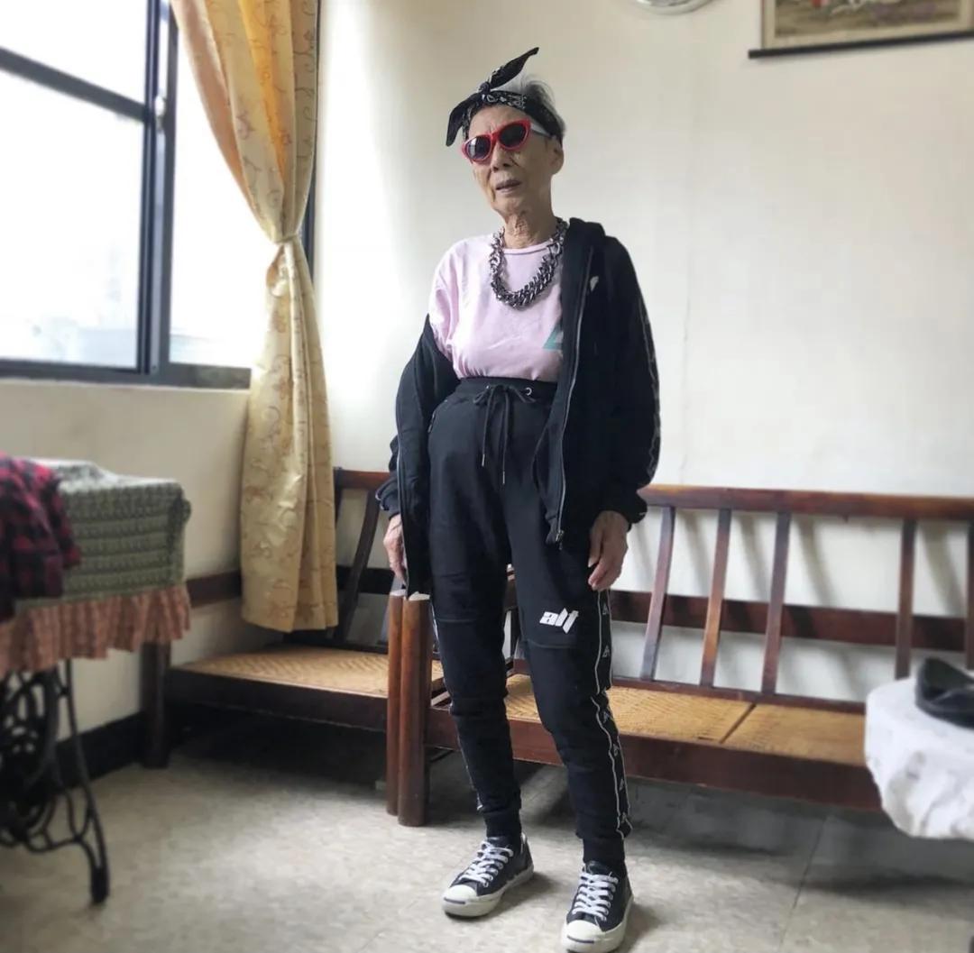 麦当娜50岁时穿衣打扮,61岁麦当娜自曝秀出美貌不减年华