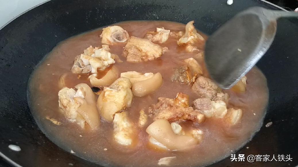 猪脚最好吃的做法教程,咸香猪脚的制作方法视频