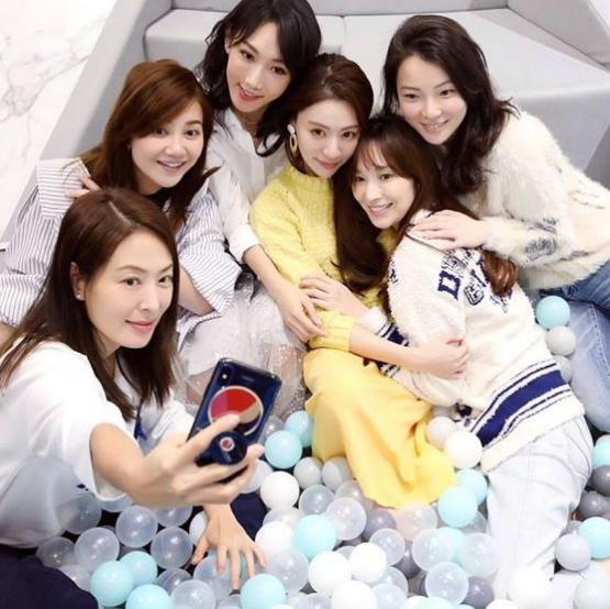 曾穿搭两千万起步的吴佩慈，现参加闺蜜儿子抓周派对，无钻戒包包