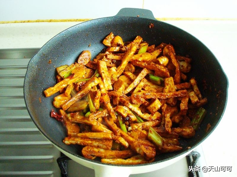 新疆正宗的美味可口的馕,新疆特色芝麻大馕怎么吃