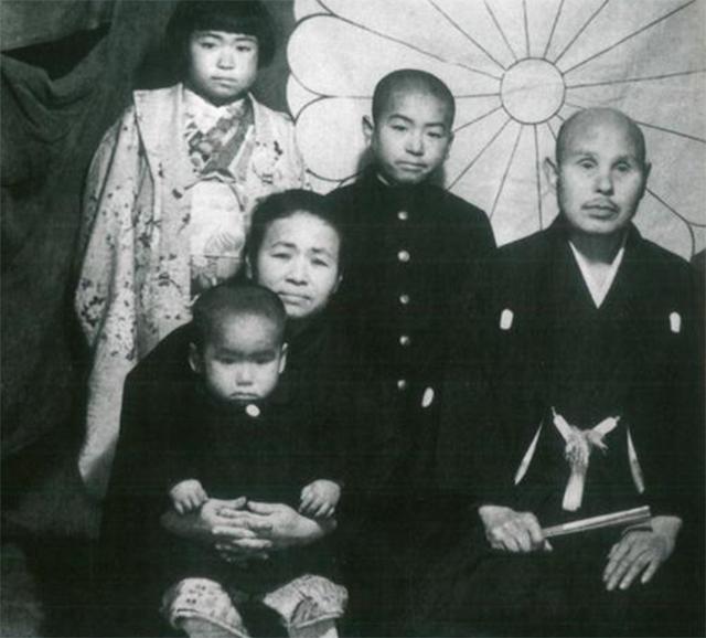 1946年，杂货店老板自称天皇，胁迫裕仁退位，到底谁才是正统