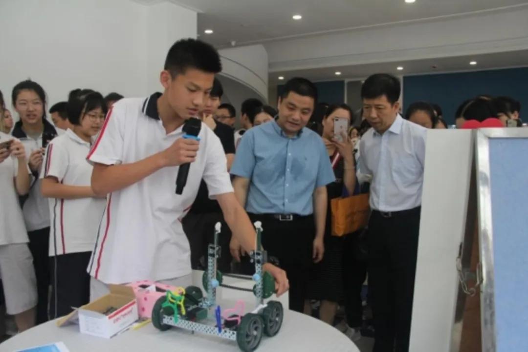 今年这所公办初中热度飙升,不少家长放弃摇号就选它!看完这组数据,网友说:服了