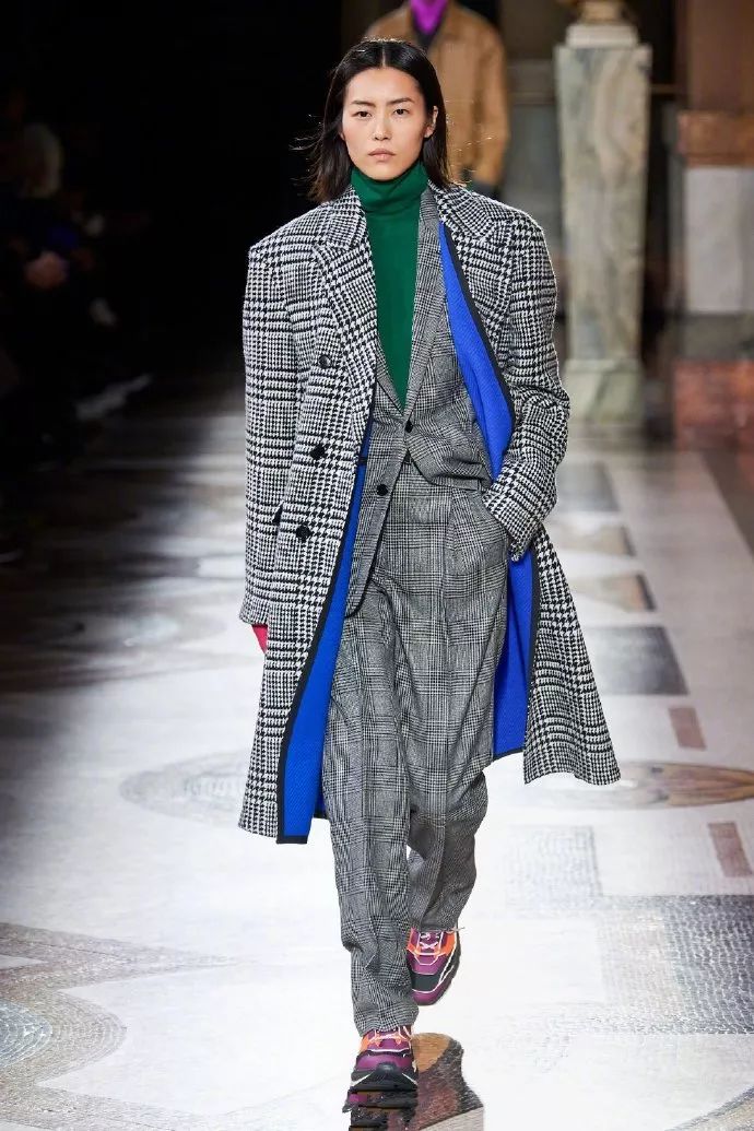 刘雯穿千鸟格西装图片,刘雯重返时装周首秀视频