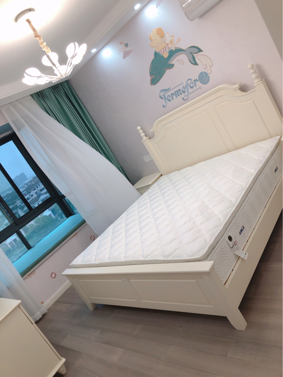 打扫干净准备通风去甲醛，窗帘还是纯色好看，厨房蓝色柜最为漂亮