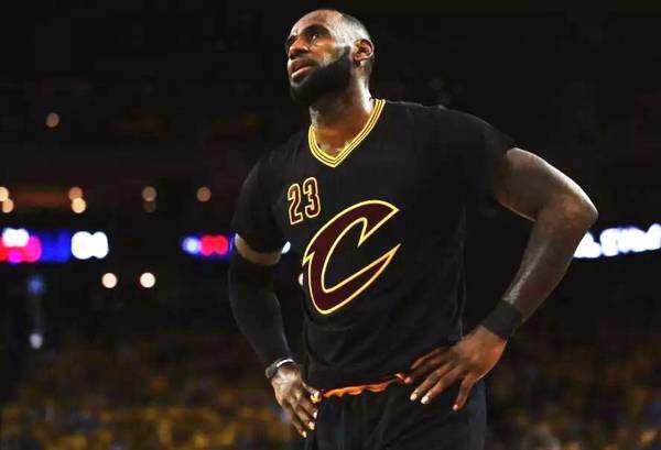 NBA历史最有意义的5款球衣：想击败乔丹的公牛，先要偷走红色球衣