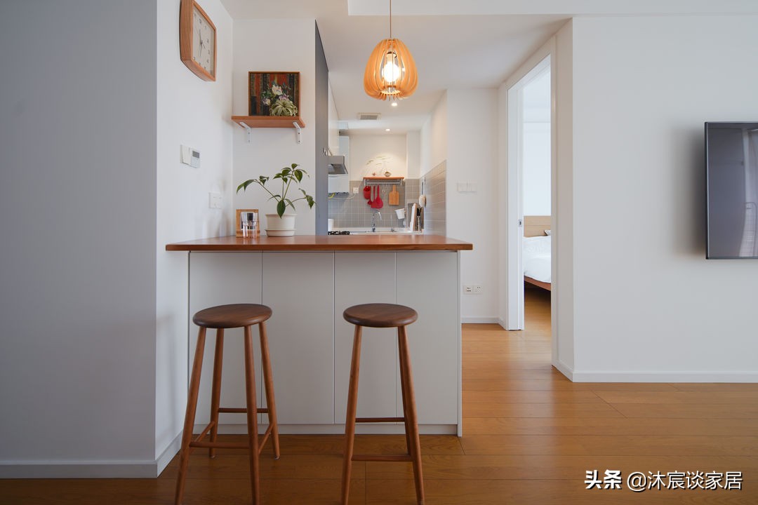 她把家布置得复古又温馨，室内被绿植环绕，这样的家，住着真舒服