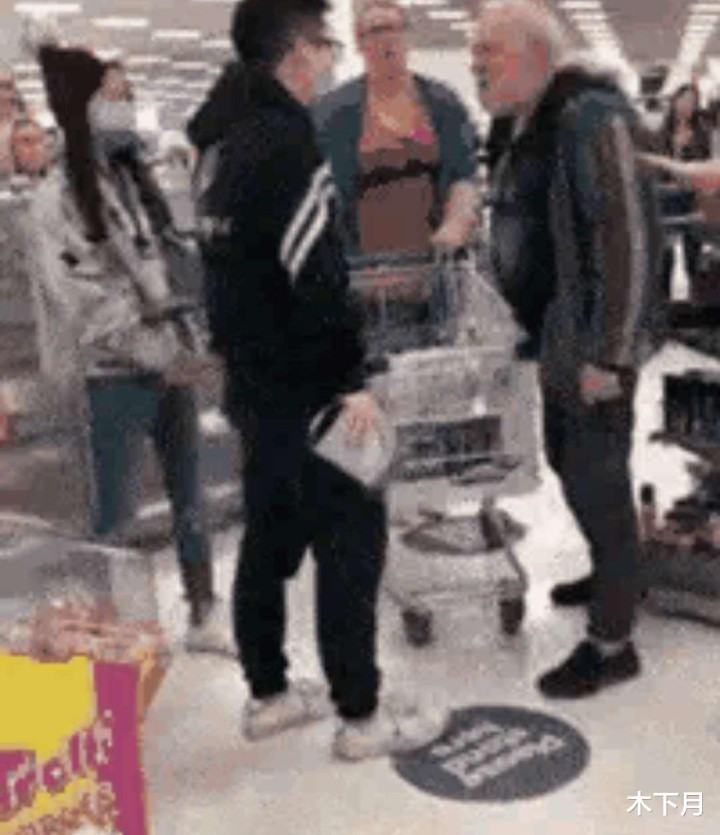 澳大利亚情侣超市买奶粉被骂,澳洲华人在超市买奶粉被骂