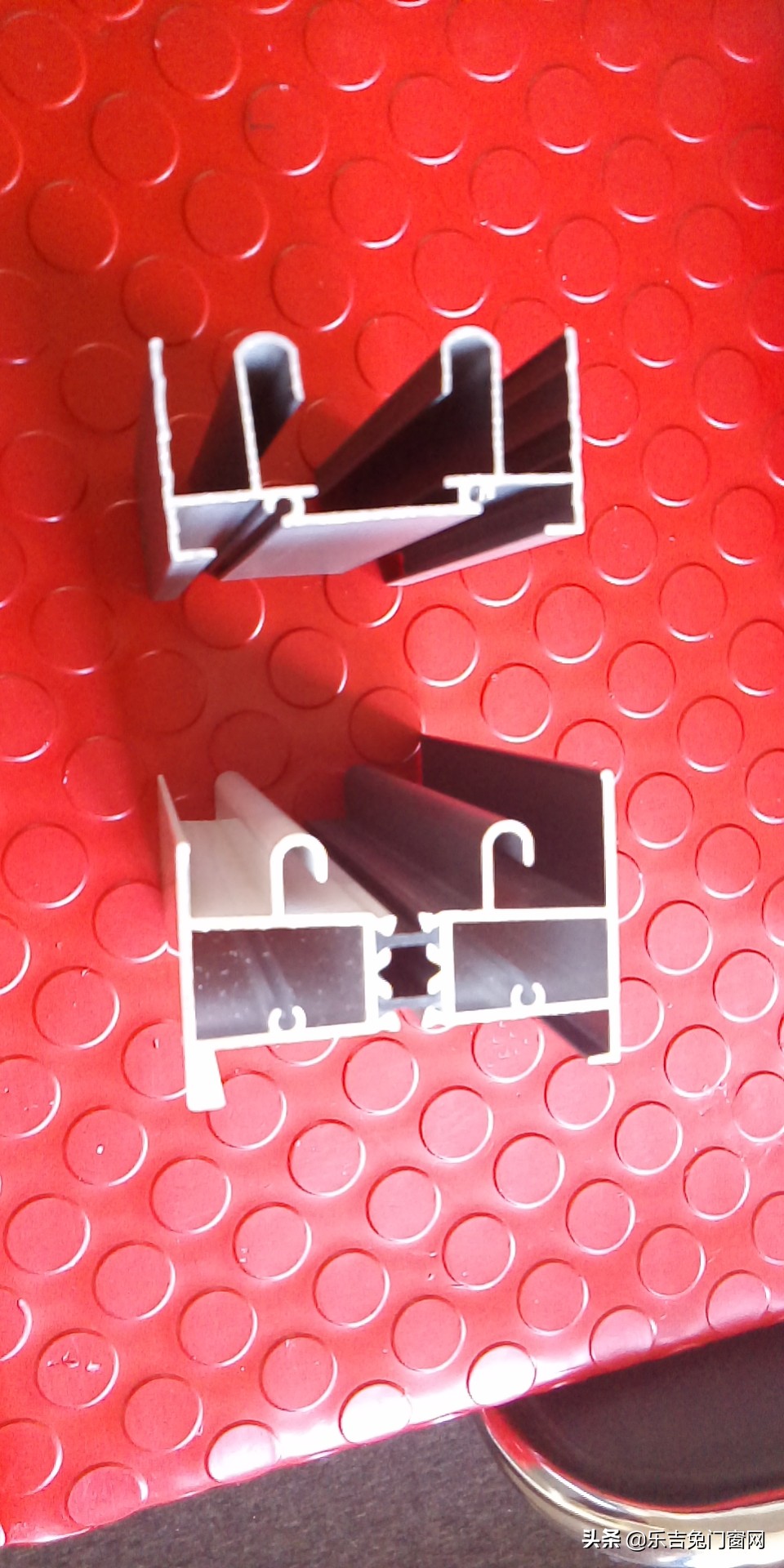 封阳台用铝合金塑钢断桥铝怎么选,封断桥铝阳台是先贴砖还是先封