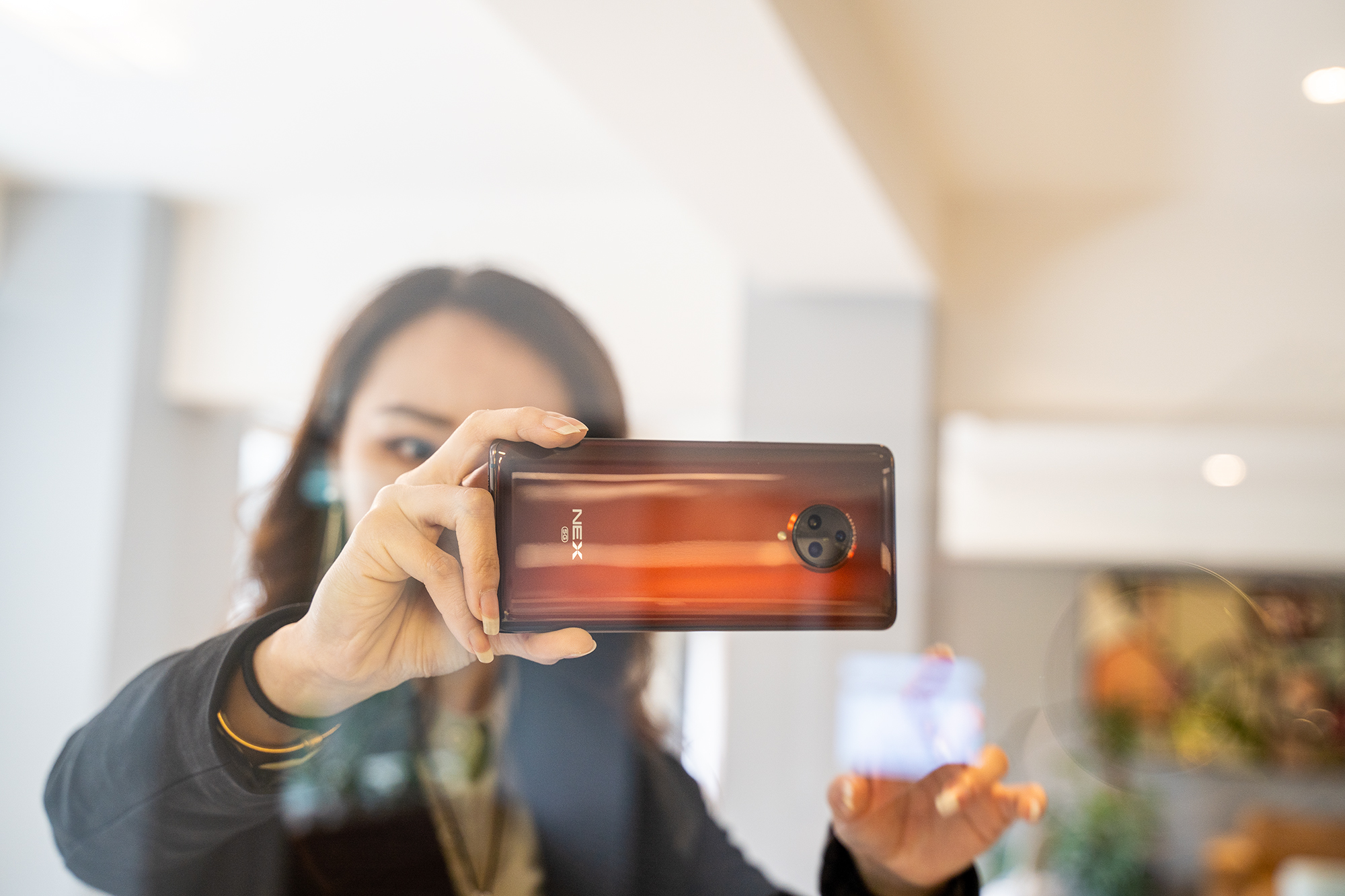 vivonex3搭载骁龙865,vivonex3s瀑布屏观感对比