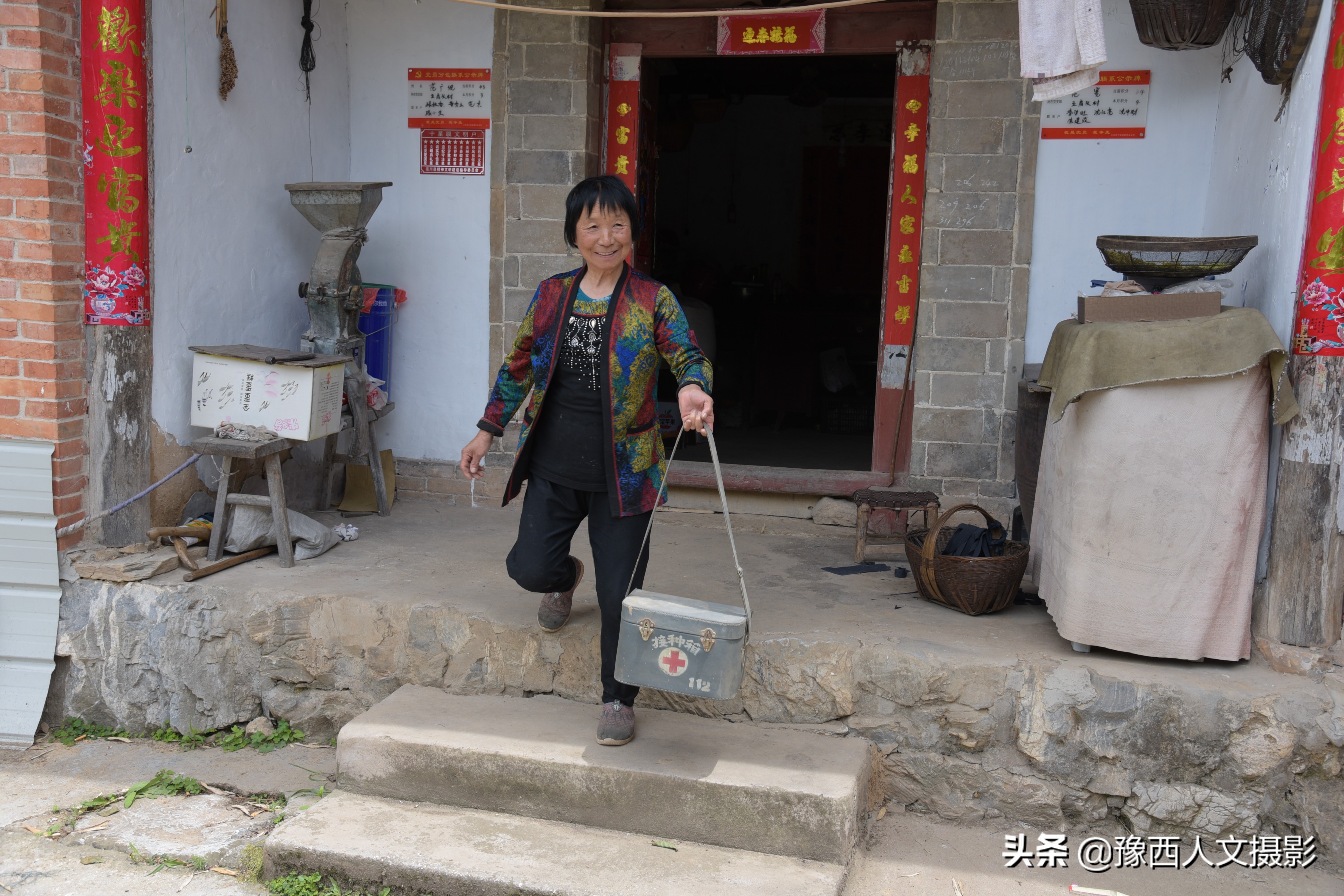 老村医治好脉管炎，两兄弟拿万元酬谢，他仅从毛票中抽出80块