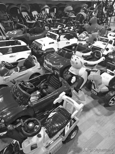 小孩花300多买了个遥控车,给儿子花300买了遥控汽车