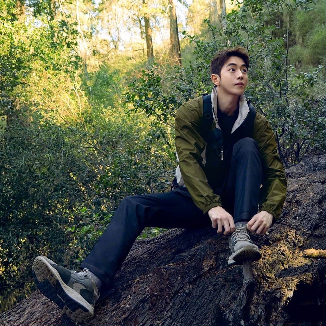 南柱赫剧照耀眼格子衫,南柱赫新剧帅照