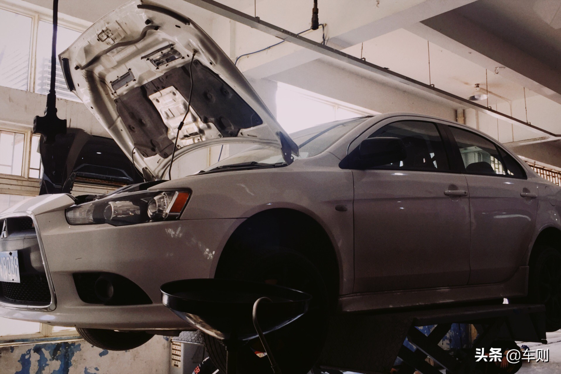 过年买新车炫富，当全村人面掉进水里，排气进水竟然还能开回家