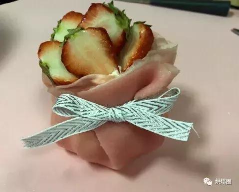 过年做的福袋卷蛋糕被亲戚夸惨了送给正月的寿星寓意好又漂亮~