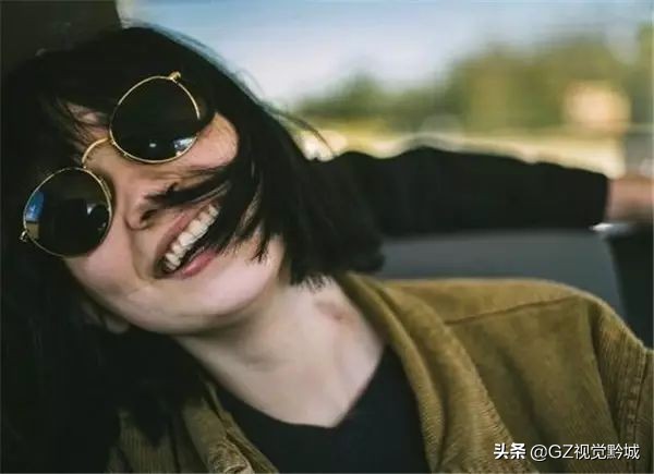 拍照时怎样克服不看镜头的尴尬感,解决拍照尴尬的技巧