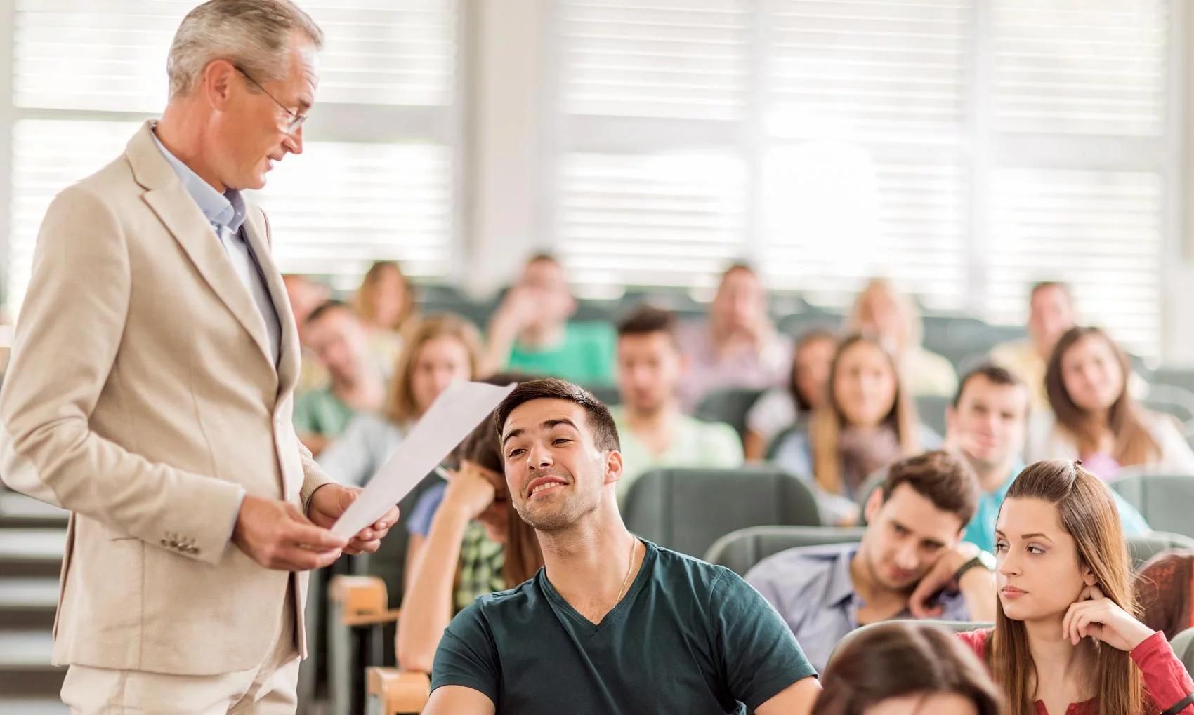 在编教师到底该怎么赚钱,教师薪资真的很低吗