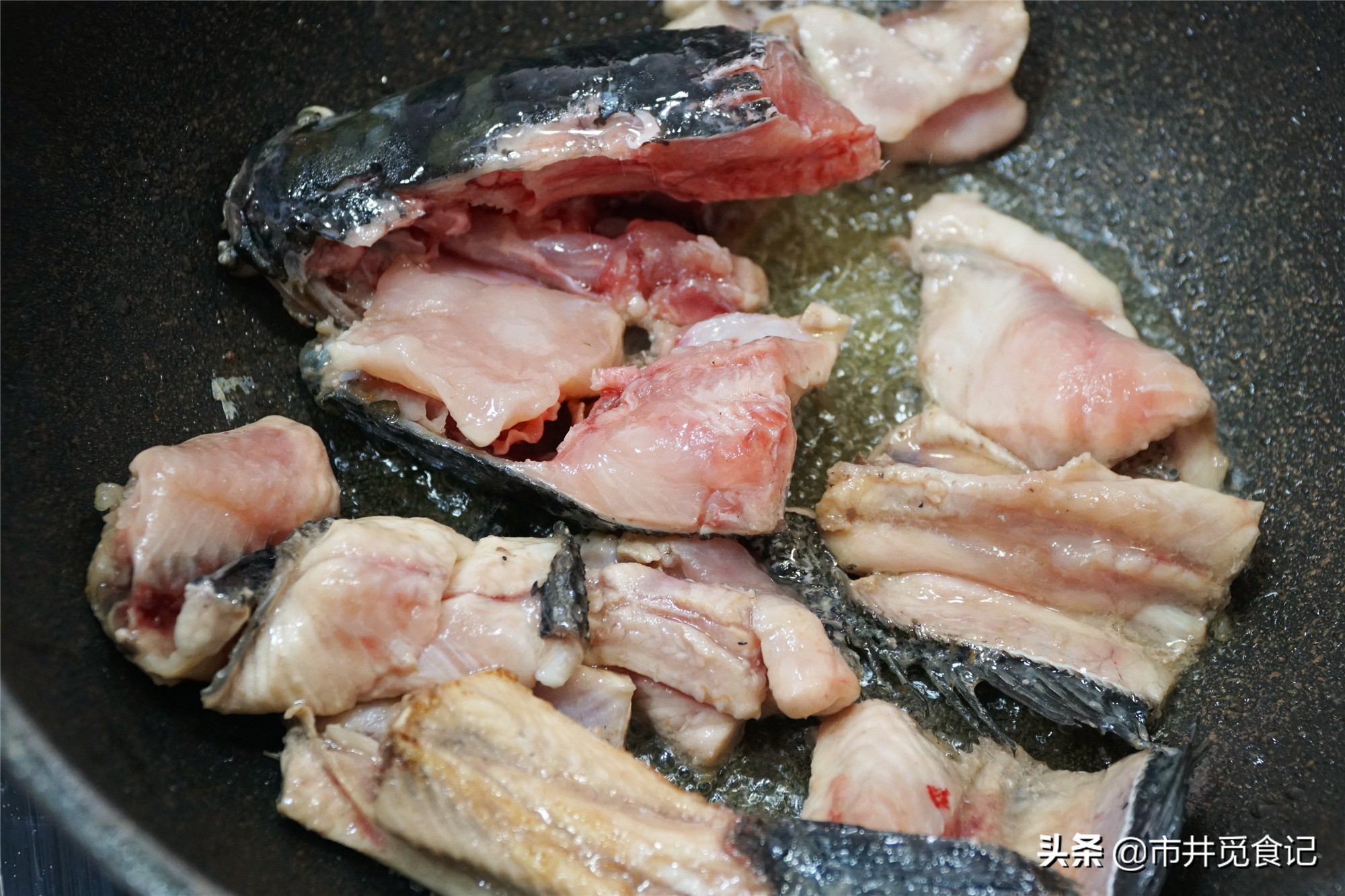 煮鱼汤时什么时候放醋,鱼汤怎样煮才能又浓又白