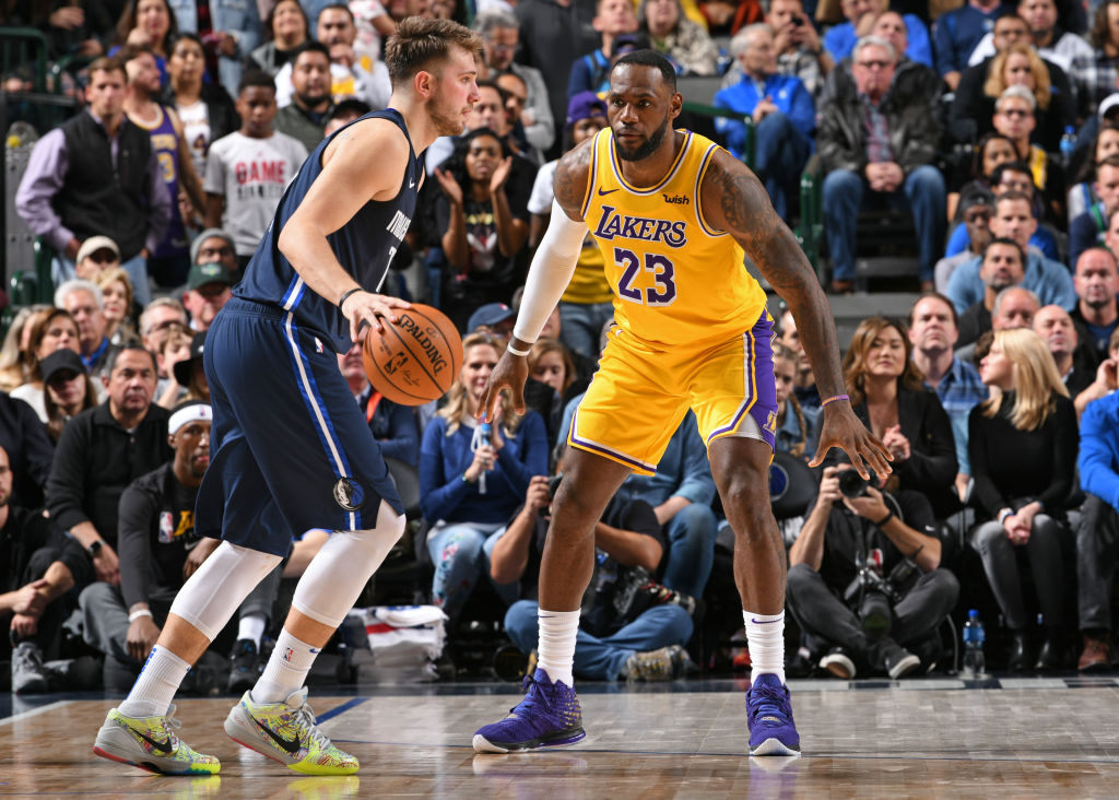 东契奇险被打哭，香蕉船保罗的脸又被打肿，网友：老詹太过分了