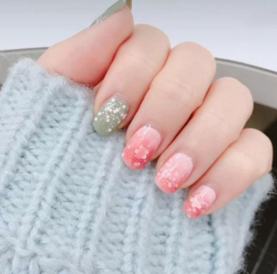 美甲什么颜色显白更气质,渐变色显手白的美甲款式图片