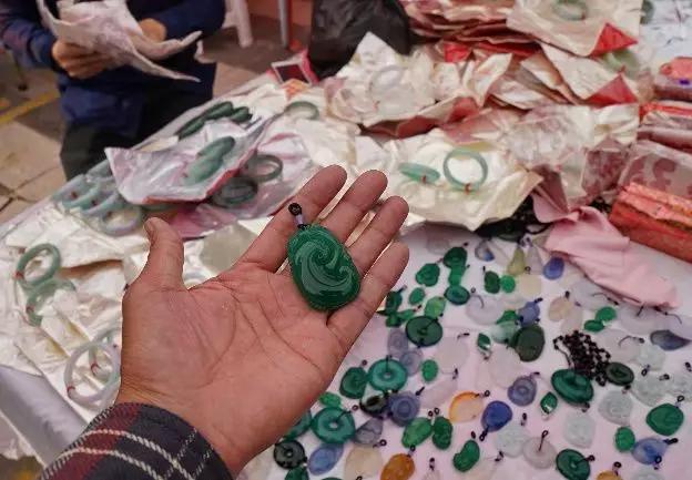 在缅甸本地买翡翠是不是很便宜,在缅甸买翡翠便宜吗