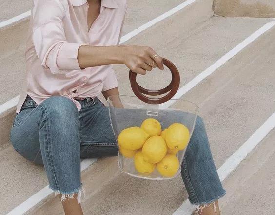 很流行的塑料包品牌,夏天包什么颜色好卖