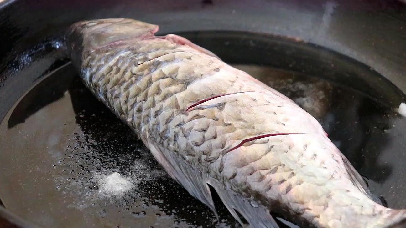 吃了30年的鱼才知道，这样做不粘锅也不破皮，实在太棒了