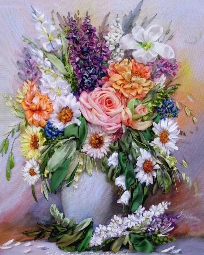 最新流行的十字手工刺绣,两条丝带绣的立体花瓣绣教程