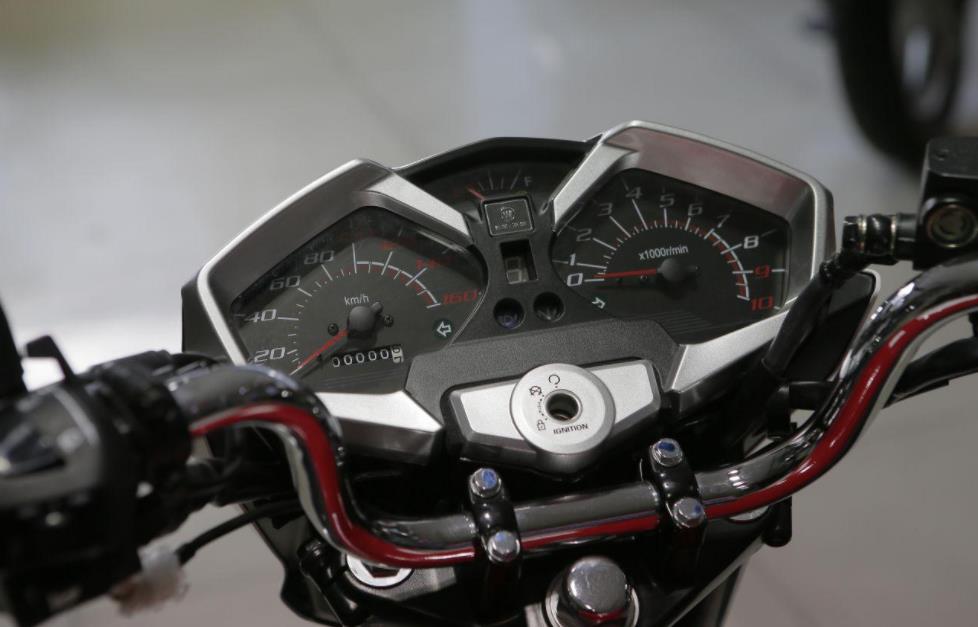 天剑150的同级对手，这款五羊本田150，做工漆水优良，售8000元