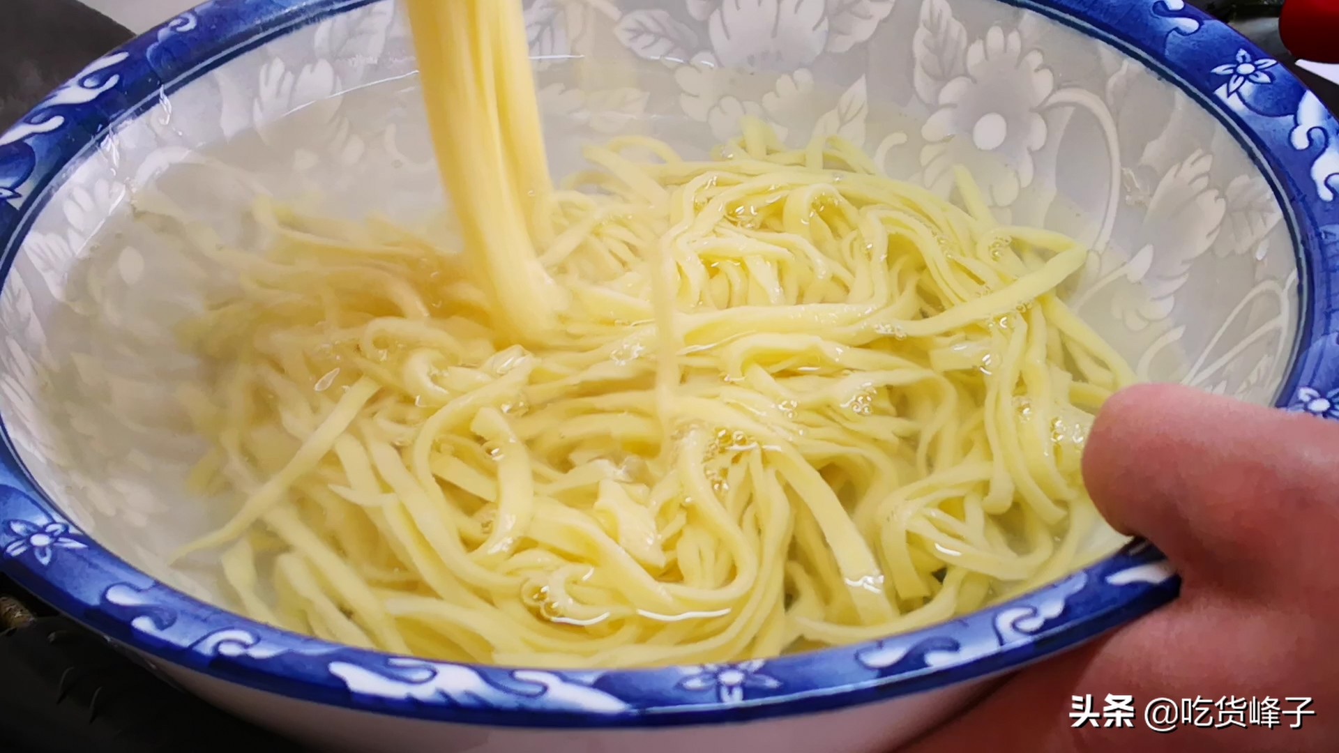 手擀面如何做到筋道爽滑,手擀面筋道好吃有诀窍