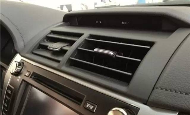 冬天玻璃结冰怎么处理,冬天车玻璃结冰可以用吹风机吹吗