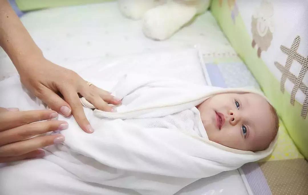 脐带还没脱落的宝宝怎么洗澡,婴儿脐带还没脱落怎么洗澡