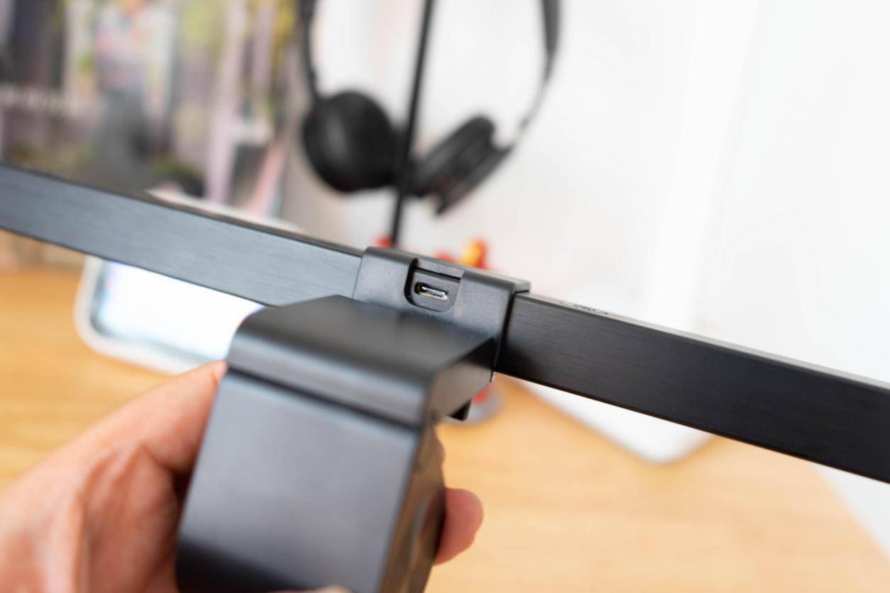 柔光不刺眼，夜间照明更舒适，体验如鱼生活非对称屏幕挂灯