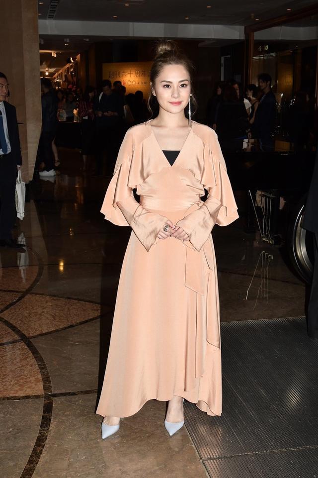 39岁阿娇晒美照,阿娇身材发福上综艺