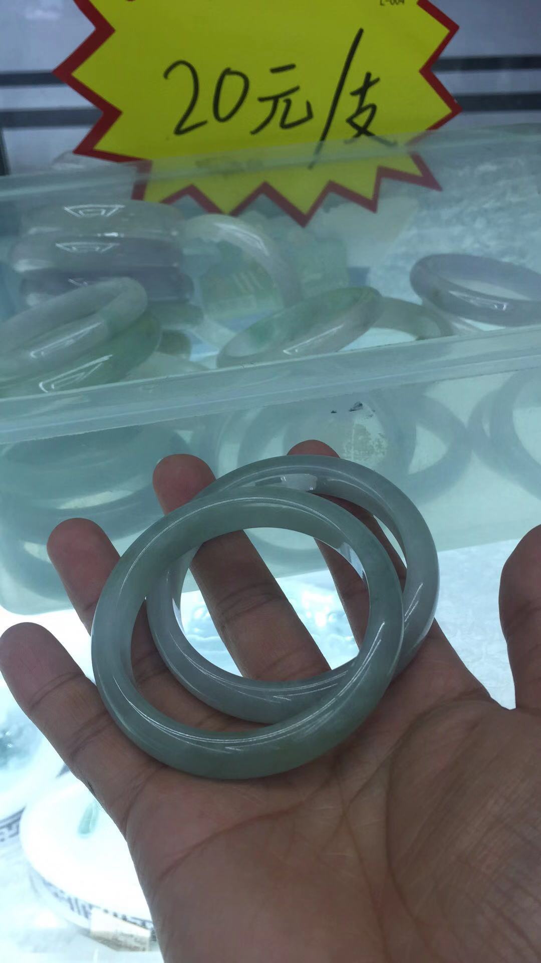 正宗缅甸翡翠玉石价格,700元能买到一个缅甸翡翠手镯吗