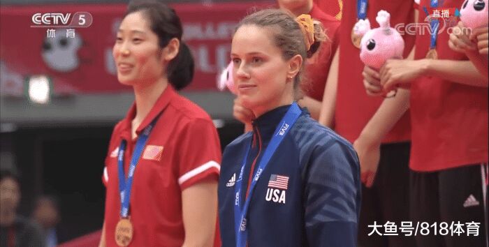 中国女排颁奖日本观众走光，日排协主席黑脸，切朱婷获奖镜头