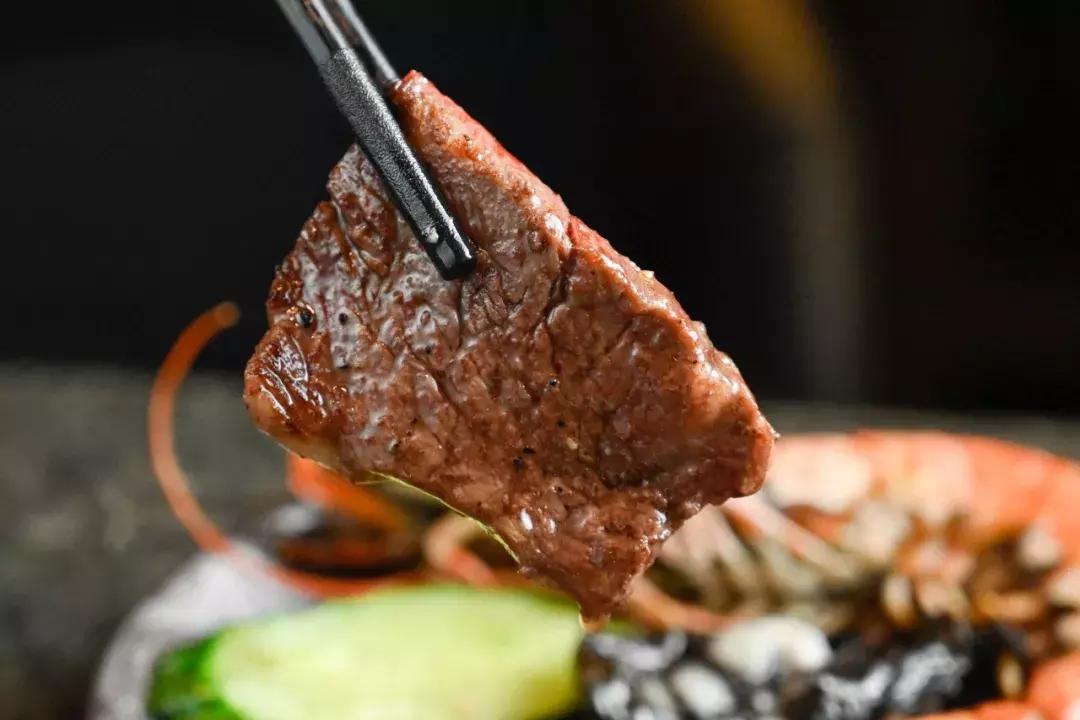 这家烤肉巨头新店开业就“爆店”！现在还能免费吃肉，这也太棒了