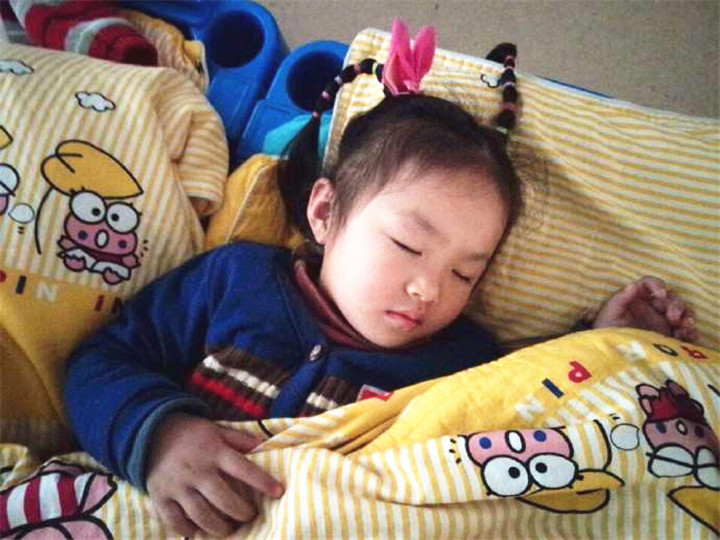 熟睡婴儿被大声吓醒会有什么影响,熟睡中小孩被打醒