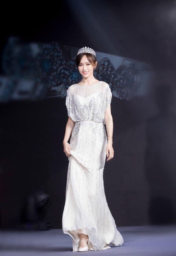 唐嫣银色亮面羽绒服保暖又时尚,唐嫣羽绒服冬季穿搭