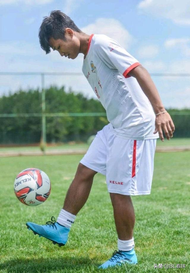 云南水中踢球小伙进专业队试训,19岁云南少年在水中踢球