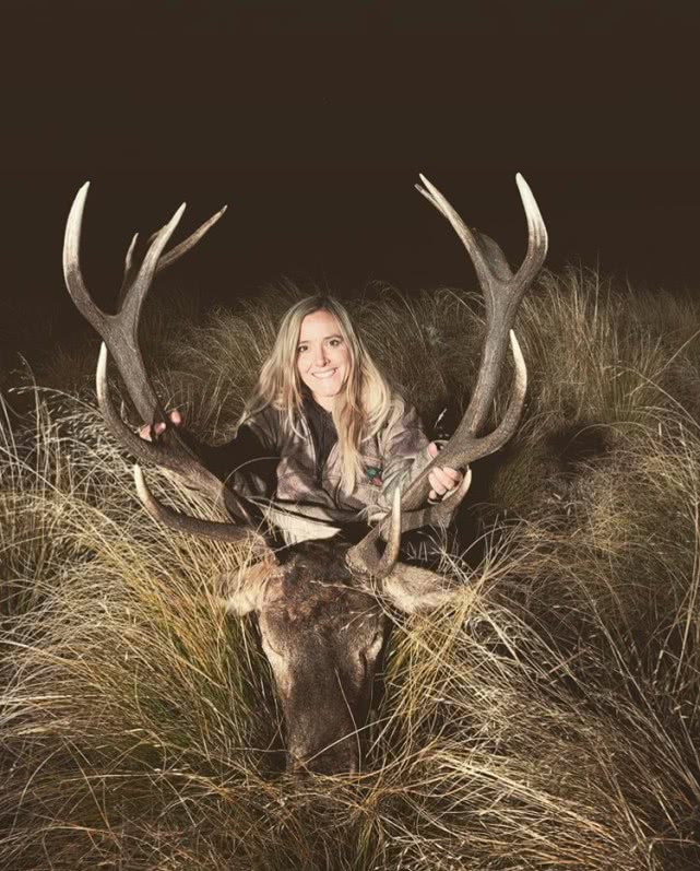 新西兰美女猎人与猎物合影，称能省千元买肉钱，笑容甜美却遭声讨