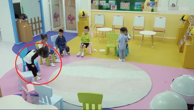 熊孩子冲人吐口水,熊孩子向你吐口水怎么办