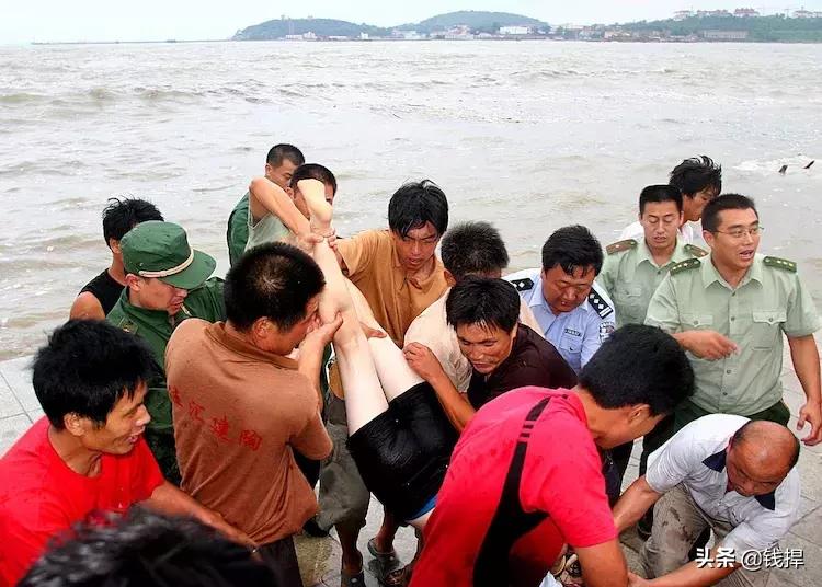 「钱眼回眸四十年-99」魏青刚三下大海与“麦莎”争夺落水女