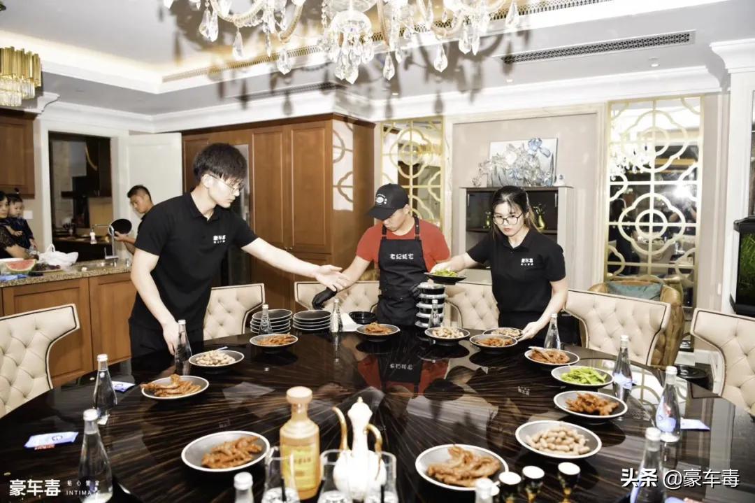 豪车毒老纪考斯特,豪车毒老纪小跟班