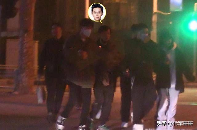 与何炅上演摸脸杀,何炅被人摸脸视频