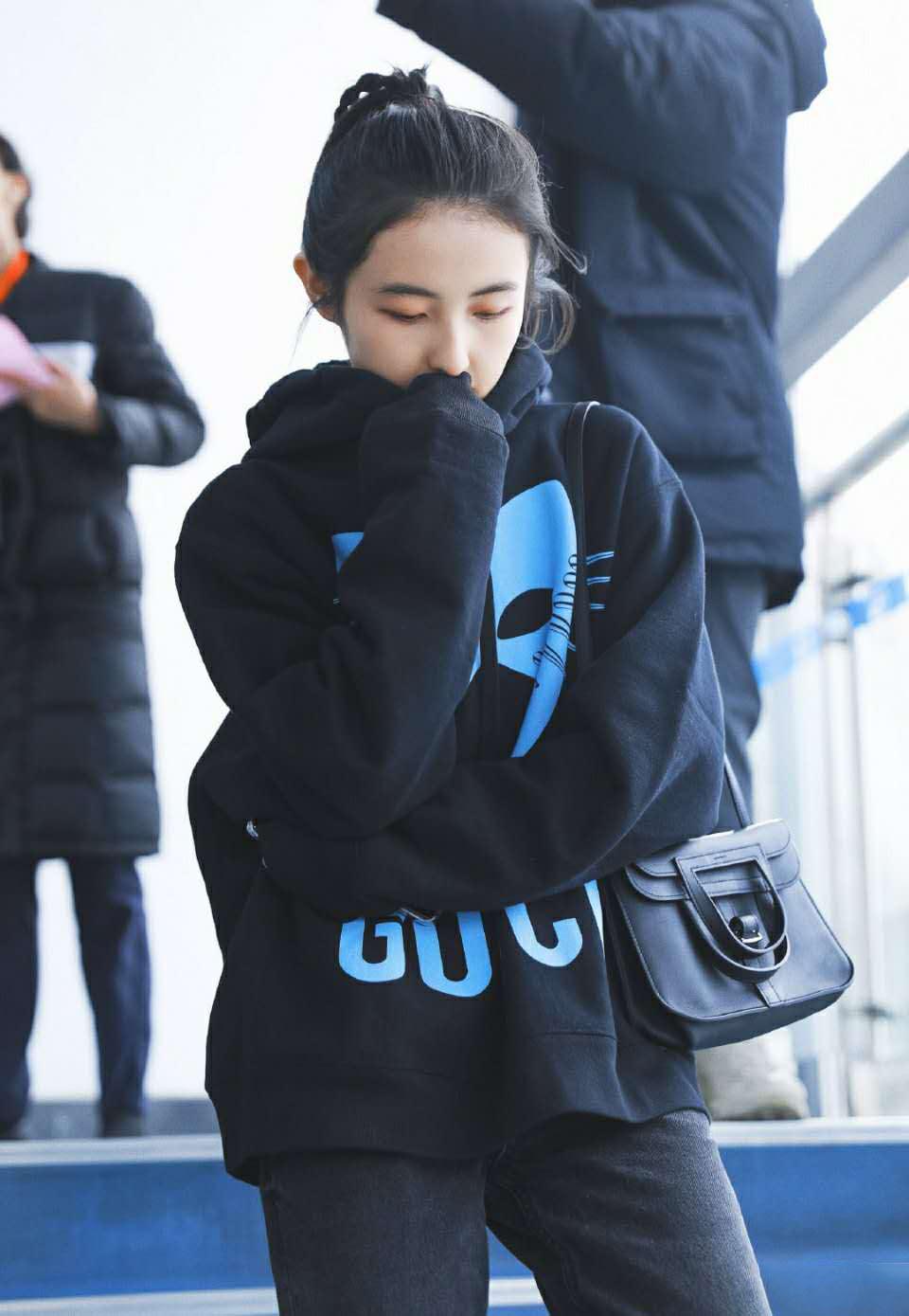 张子枫穿吊带工装裙露背,张子枫现身机场穿连帽卫衣
