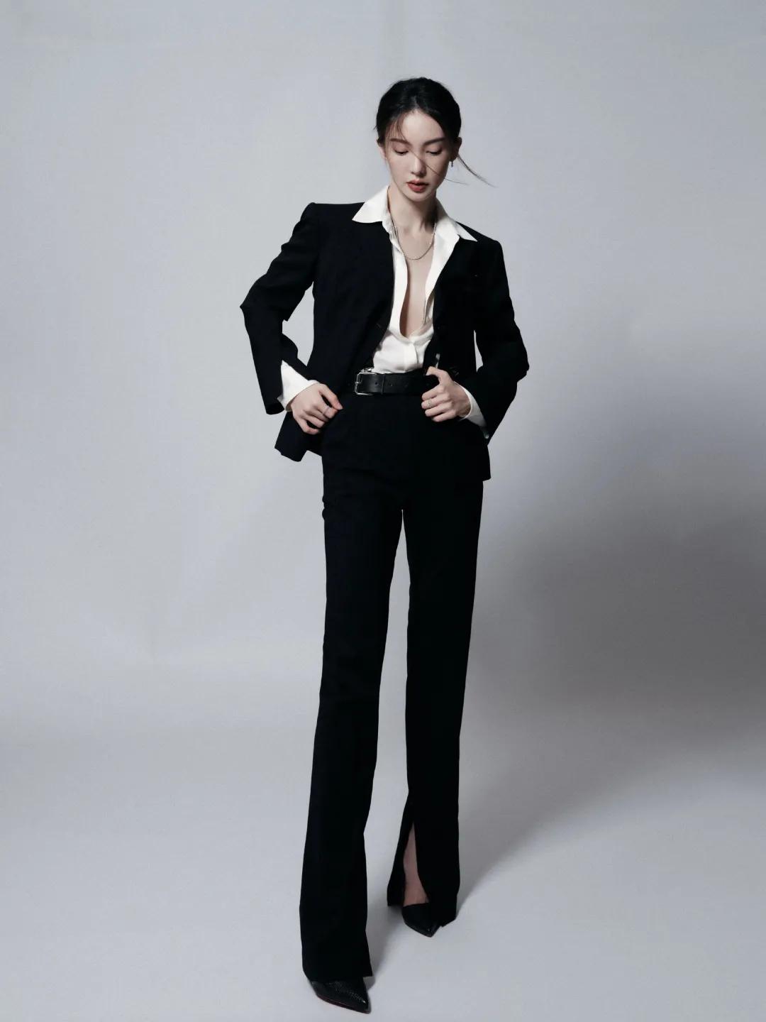 何穗冬天穿衣搭配技巧 (何穗的日常穿搭简单大方又有气质)